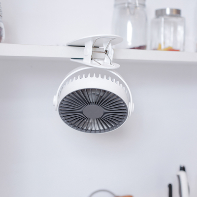 Un mini USB fan girante portatile ricaricabile da 360 gradi di 5 Vane Desk Clip On Fan