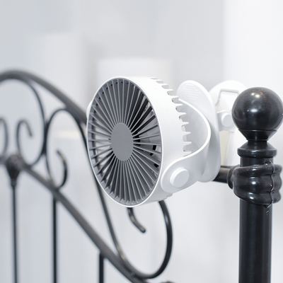 Un mini USB fan girante portatile ricaricabile da 360 gradi di 5 Vane Desk Clip On Fan